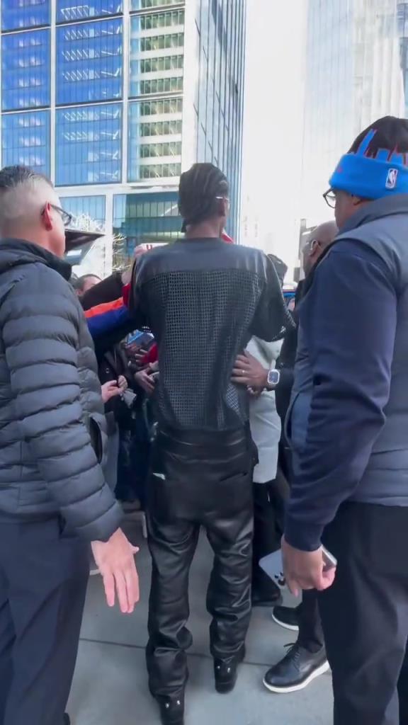 SGA给球迷签名！现场混乱裤子都快挤掉了！无奈快速离开现场