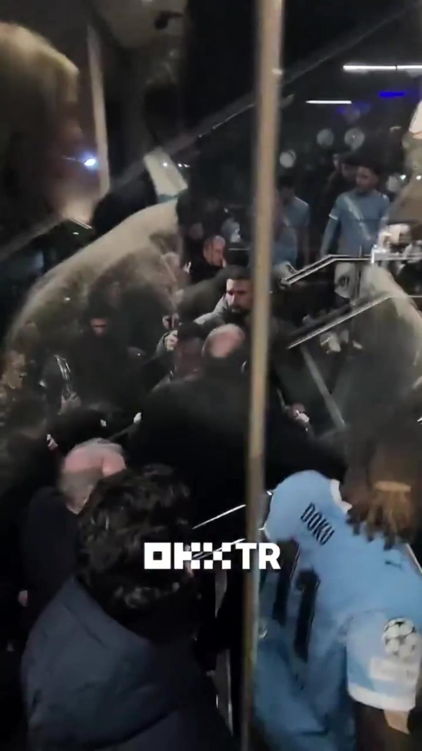 实拍：维尼修斯在球员通道里和市政官员及球员发生争执