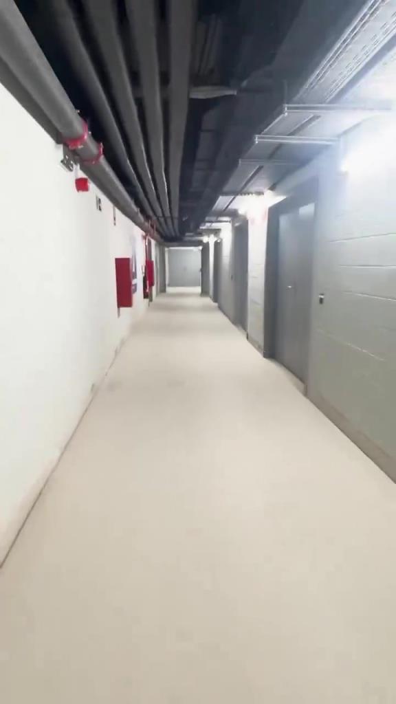 太夸张！纽卡管理人员展示了球队更衣室距离诺坎普球场的距离