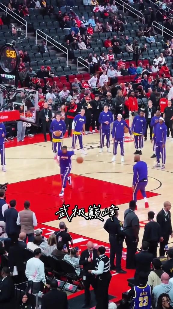 笑死湖人赛前仪式詹姆斯抛球罕见翻车失误～当场返工