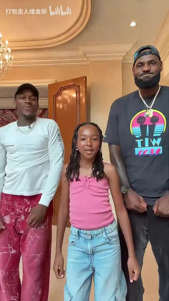 适合当胜利结算视频！詹姆斯此前和家人的搞怪舞蹈~