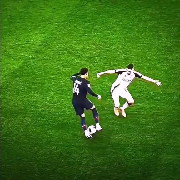 盘带出色的球员总是让人印象深刻！慢镜头看杜埃的油炸丸子！