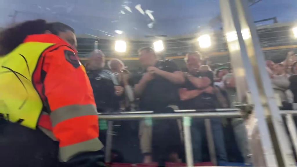 欢声笑语和曲调悲怆！巴萨狂胜纽卡，现场两边球迷的状态！