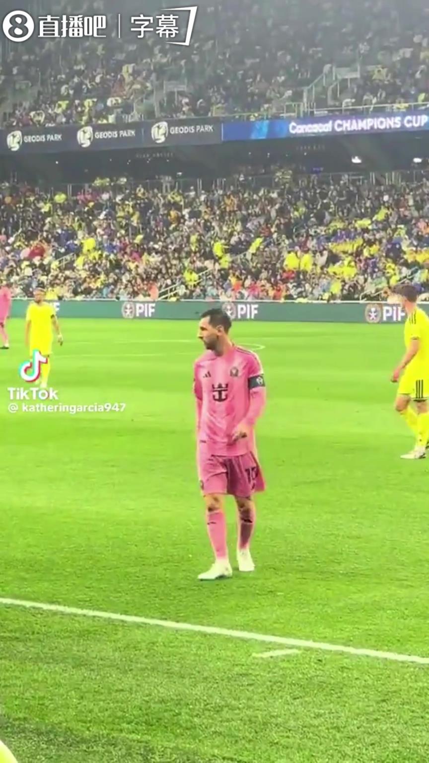 现场球迷喊话梅西：你是因凡蒂诺的男朋友，他把世界杯送给你了！