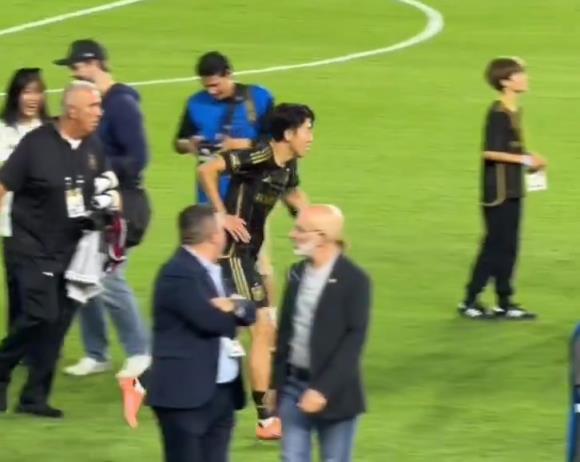 这么喜欢狗狗呀~实拍：孙兴慜球场疯狂撸狗停不下来~