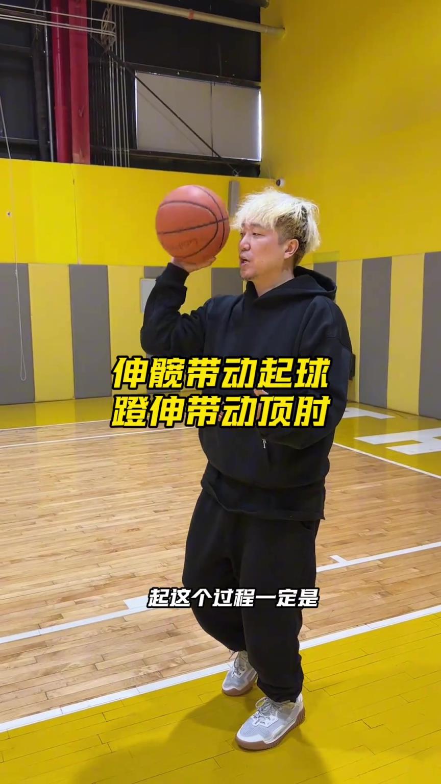 有点难！赵睿训练单脚离地情况下双手运俩球+单手投篮