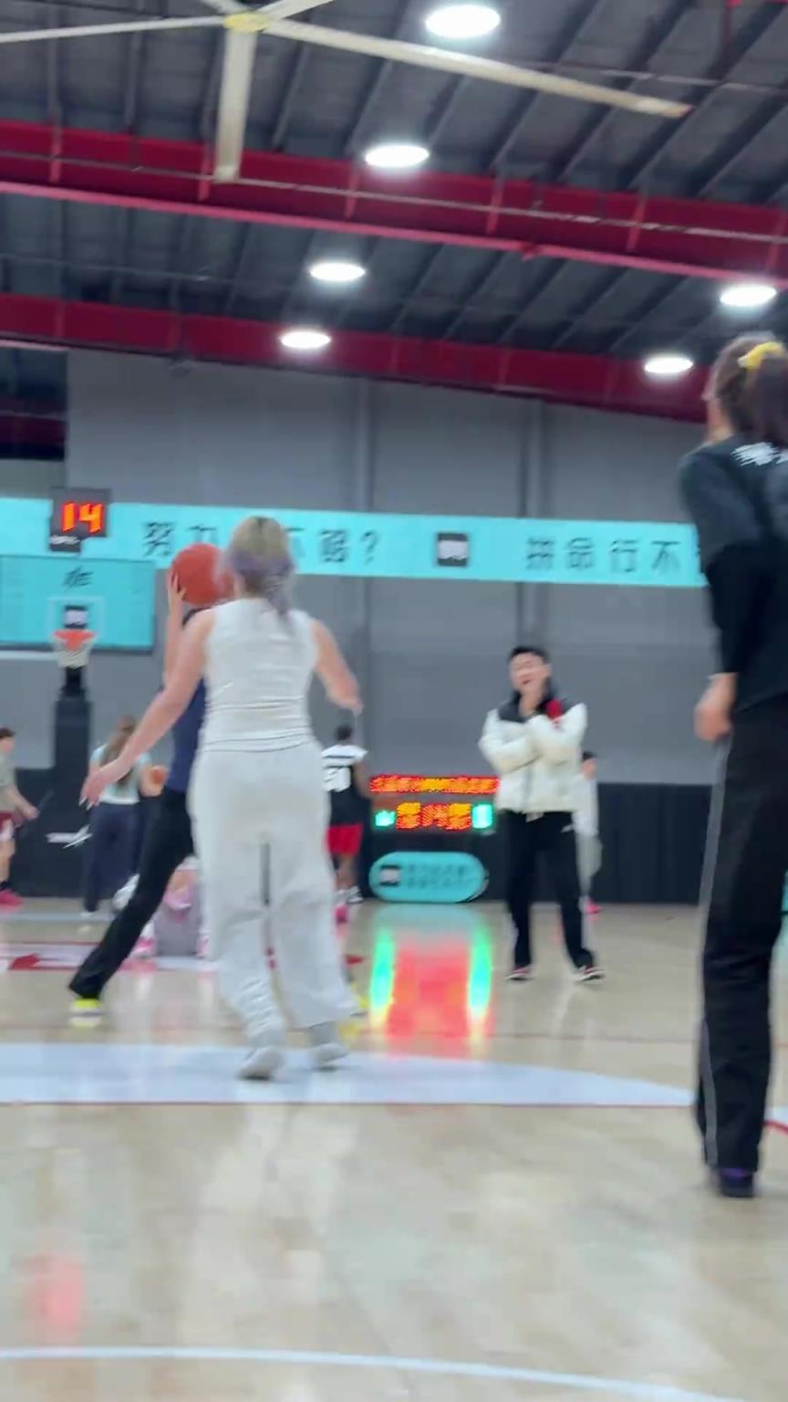 这群小姐姐是真会打球啊，至少校队水平吧