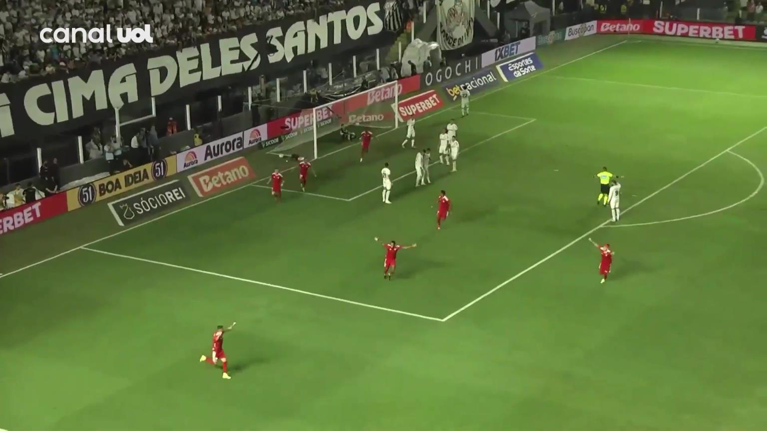 确定没演❓️巴甲球员“回头望月”自摆乌龙