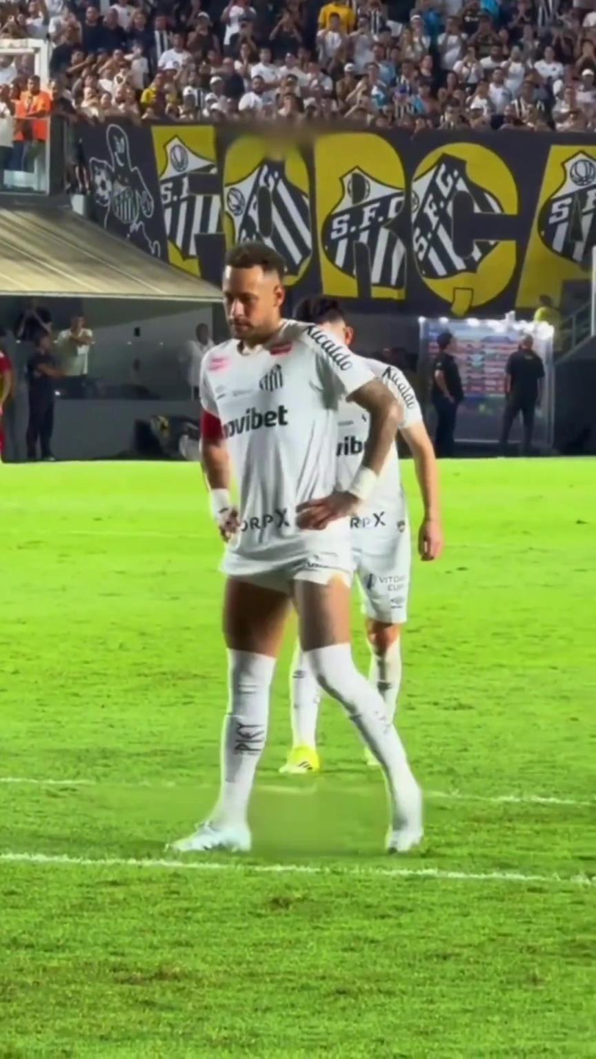 内马尔点射破门后冲上看台庆祝吃黄牌，他真的太想证明自己了！