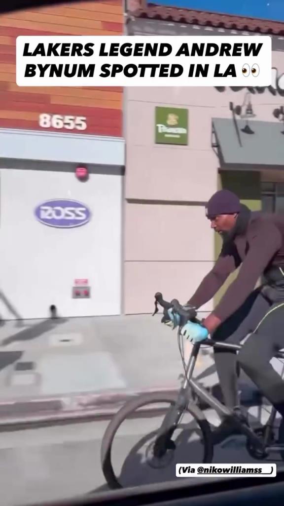 有球迷在洛杉矶街头，偶遇独自骑着单车的拜纳姆