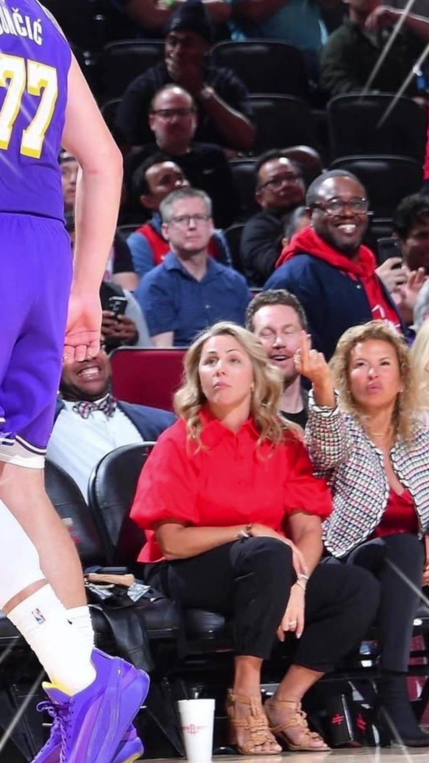 今天东契奇飚进杀死比赛的三分后，场边一女火蜜朝他竖中指