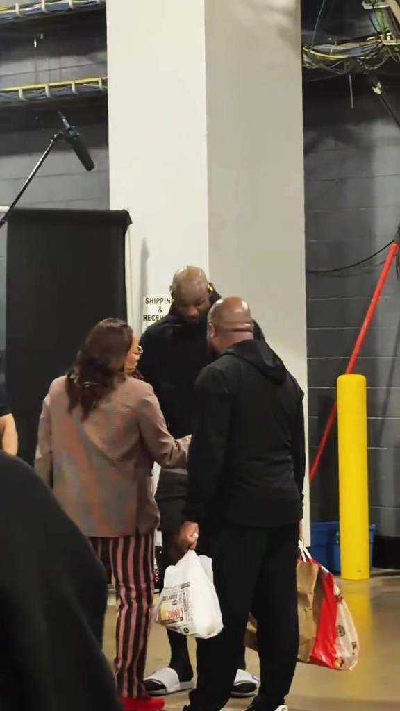 湖人再胜火箭～赛后詹姆斯与好友拥抱寒暄