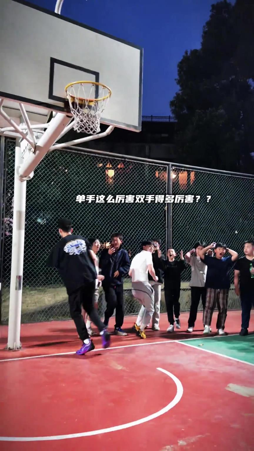 本以为是最强独臂球员，结果没想到只是单手就能拿捏比赛