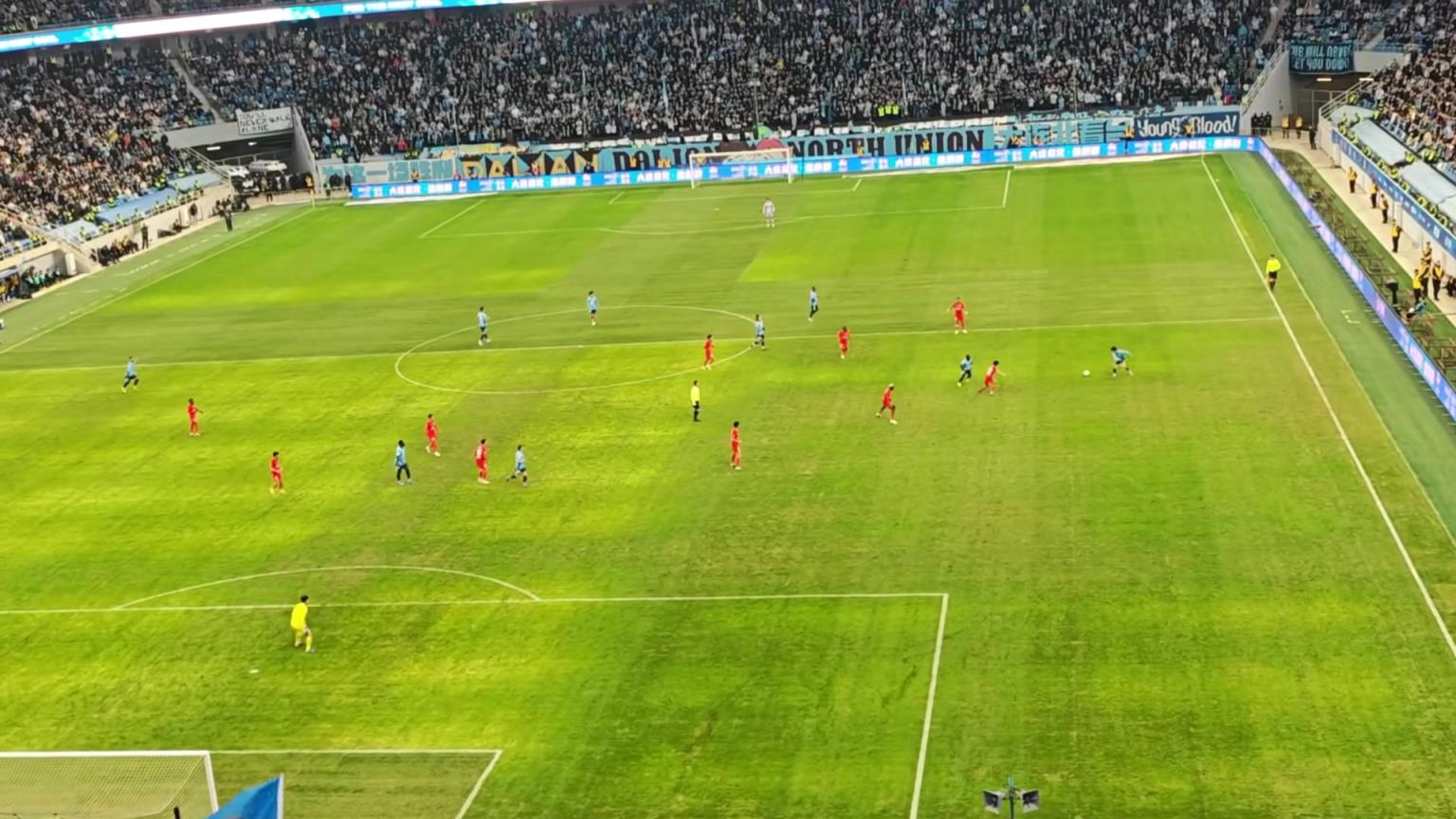 这球确实牛!现场球迷实拍毛伟杰连过四人:我X!