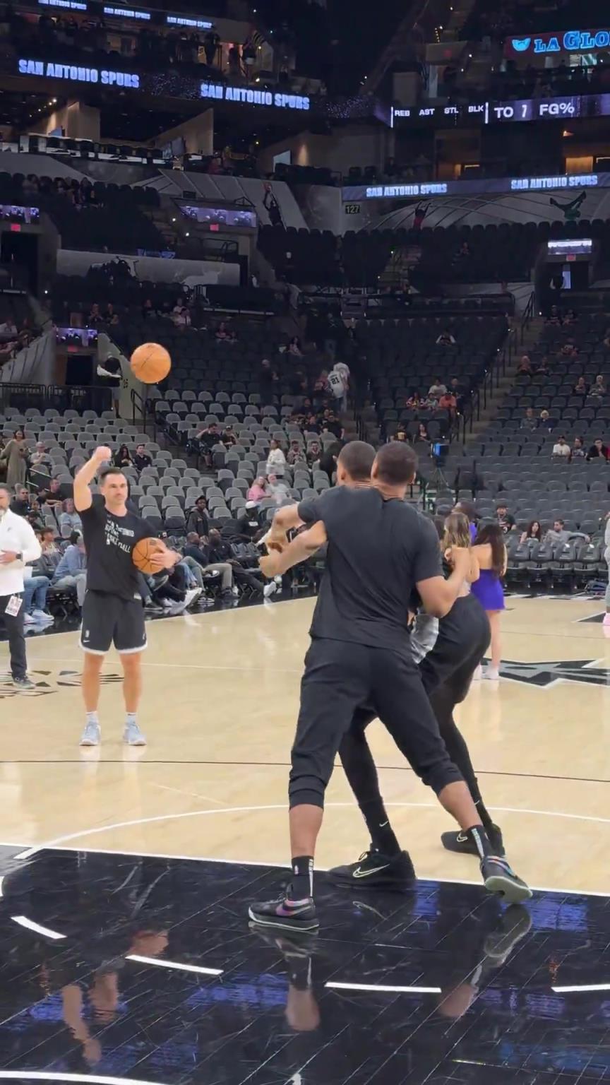 近距离看文班赛前训练，看这肌肉感觉比以前又壮了啊！