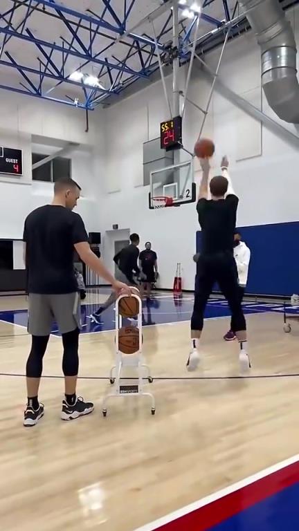 又快又准肯纳德三分训练，仅用12秒就在同个点5投全中！