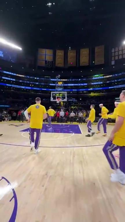 完美融入！肯纳德刚来湖人时，立马参加了老詹的赛前搞笑仪式