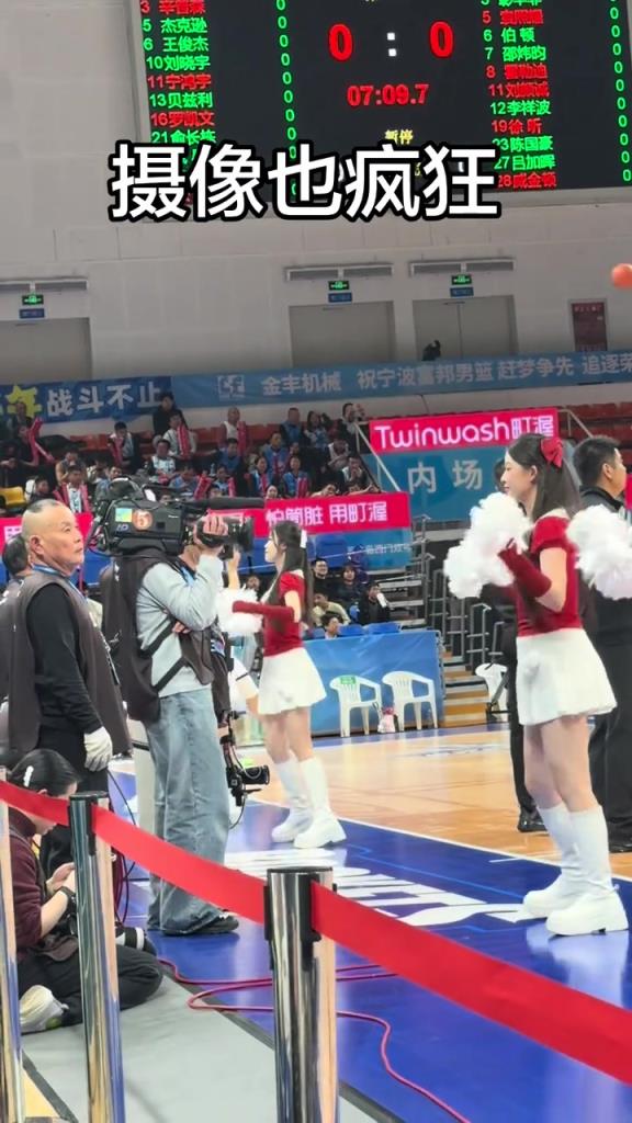 摄像师在拉拉队美女的带动下也舞了一曲...