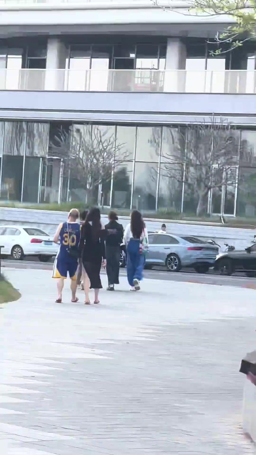 这一定是一个喜欢篮球，喜欢库里的女孩子！