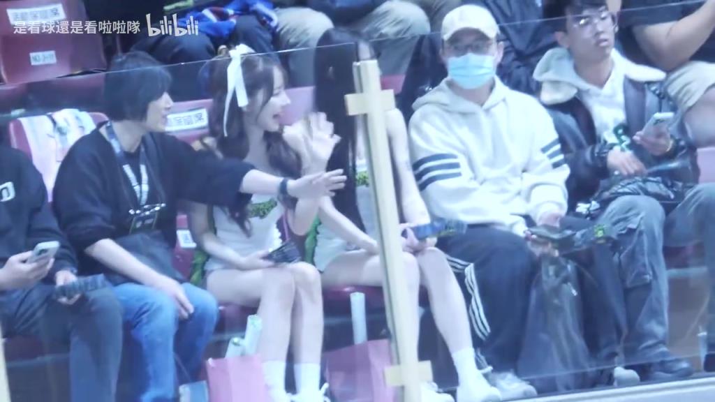 会被影响吗？三上悠亚和啦啦队美女干扰球员罚球！