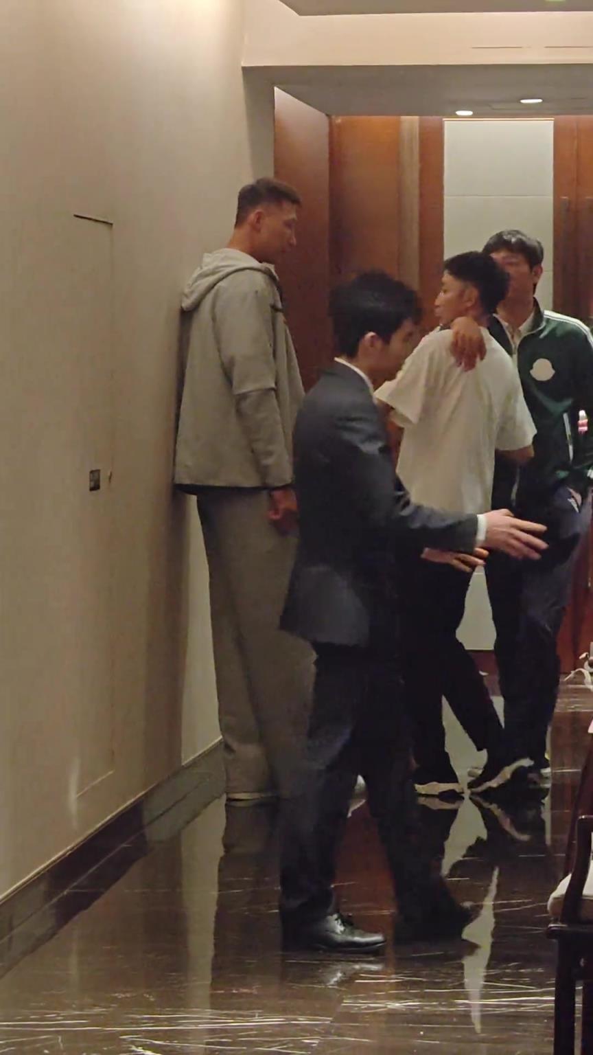 网友在饭店偶遇易建联！看这状态好像喝多了，都靠墙了