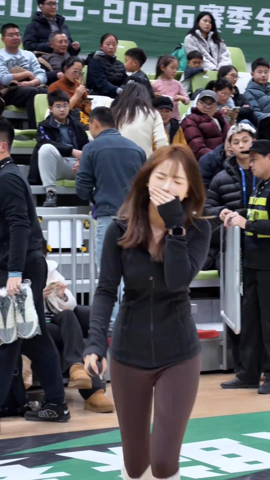 郑老六越来越得劲儿了 看看女mc的赛场日常吧！