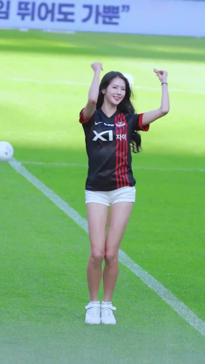 啦啦队女神户外加油！朴姬兰这颜值和身材算顶流吧？