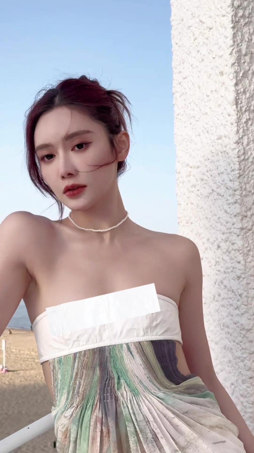 建议直接出道！此前娜姐身穿长裙海边拍照！颜值身材双绝