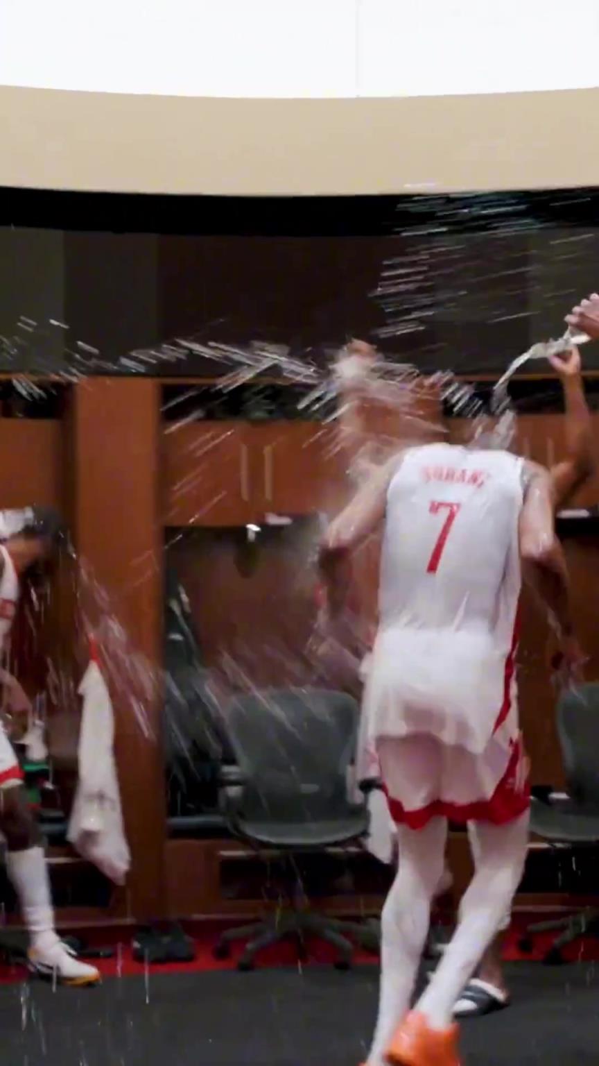 赛后更衣室全队为杜兰特的里程碑庆祝！