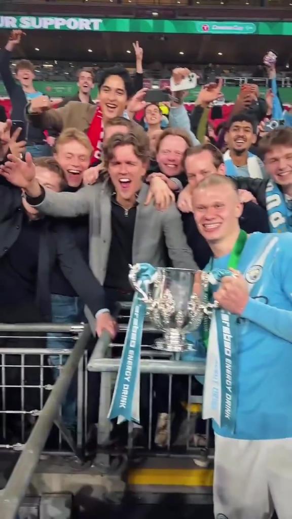 魔人不干净了！哈兰德合影时遭球迷“激吻”