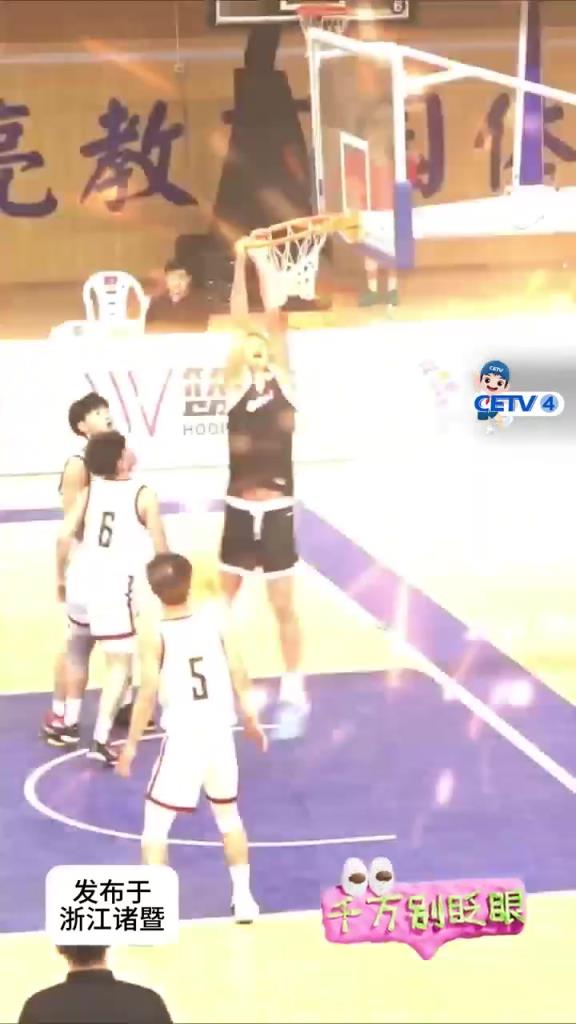 燃爆全场！高中篮球比赛现场惊现“空中接力灌篮”两人配合默契..