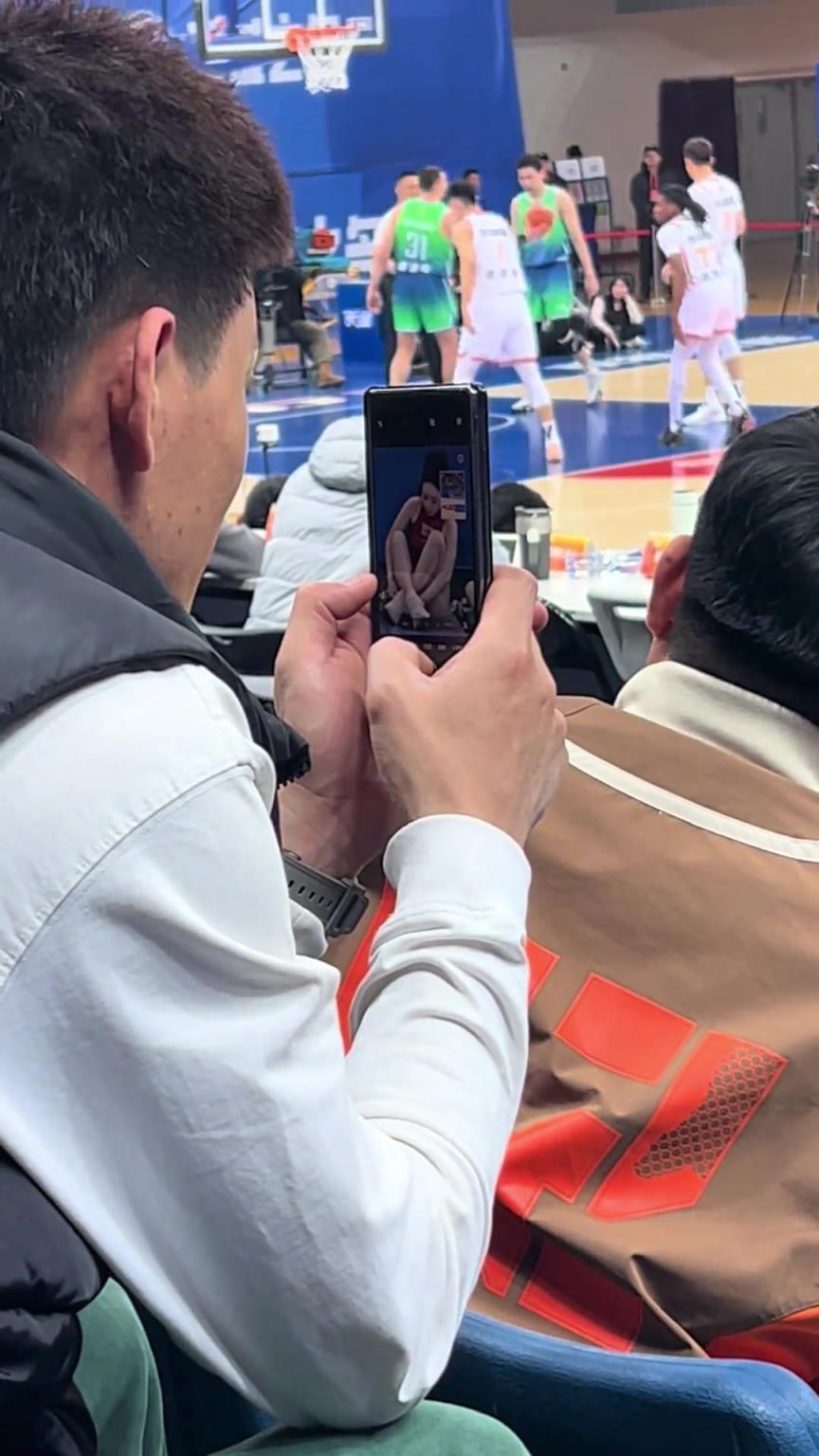 兄弟带着目的来的！别人看比赛你专盯拉拉队