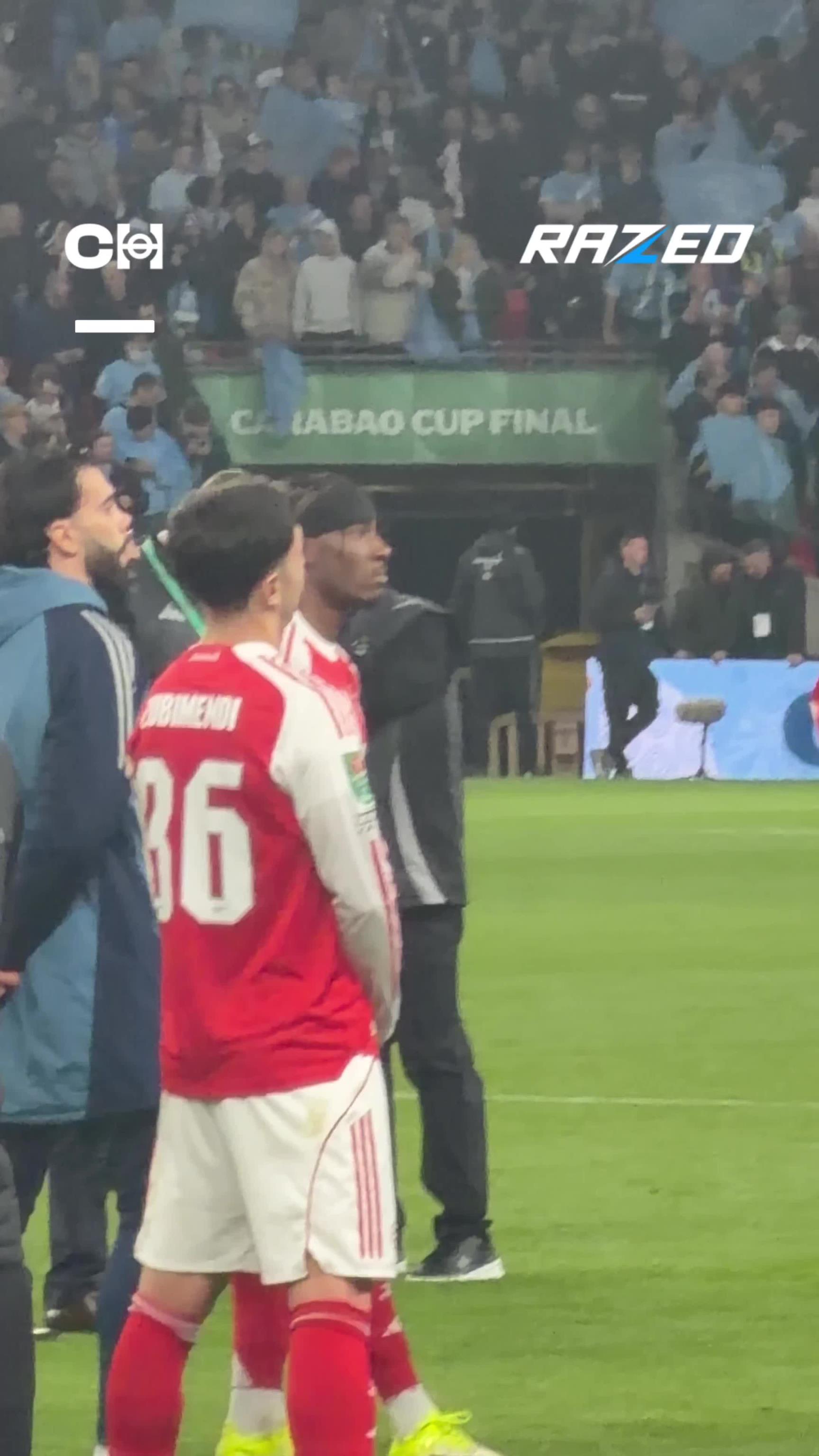 阿森纳体育总监贝尔塔在昨天的失利后安慰球员们