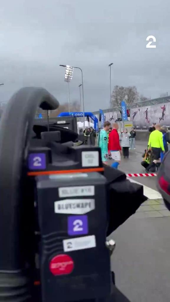 由于更衣室在体育场对面，球员必须穿过马路才能进入球场