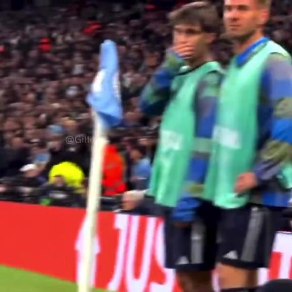 各聊各的！曼城球迷与一句英语都不会说的马斯坦托诺争论起来