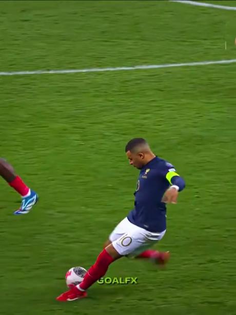 超级惨案！名场面：当门将垂头丧气时，姆巴佩伸出了手！