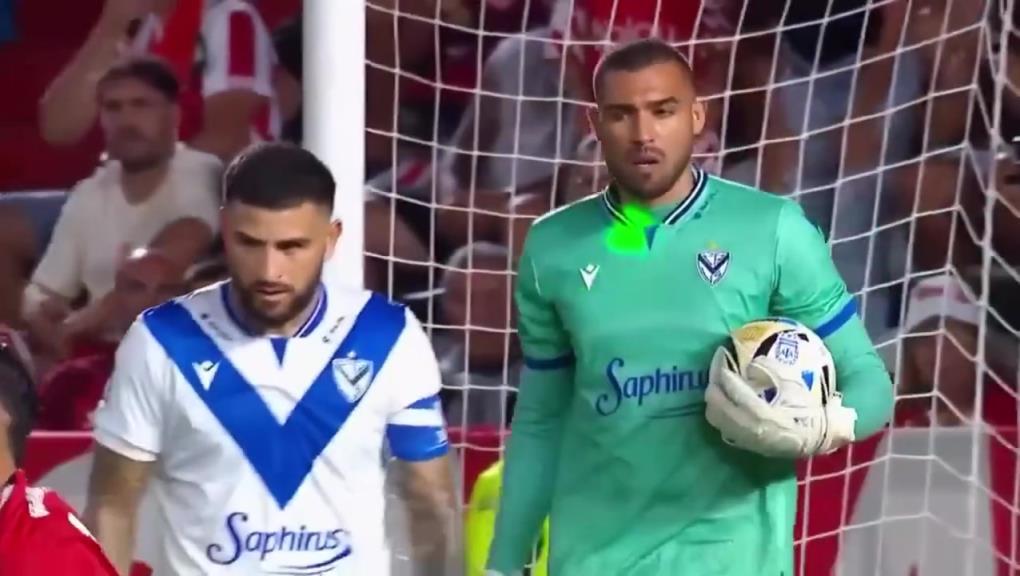 危险行为！摄影师敏锐的发现了激光笔，网友对此怎么看？