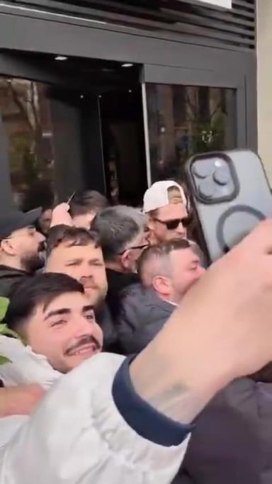 巨星待遇！德布劳内在那不勒斯一家香水店外被球迷围住！