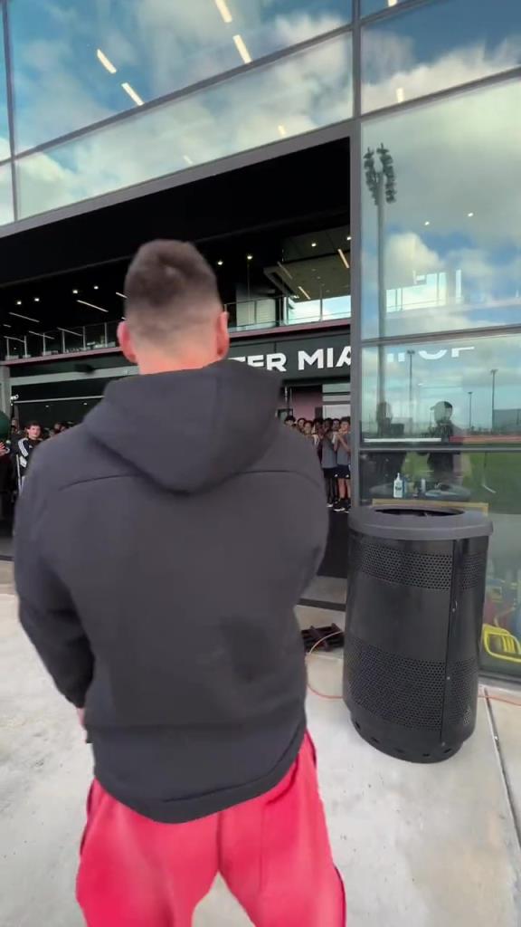 梅西带金球奖现身训练场，迈阿密少年眼神全是光！