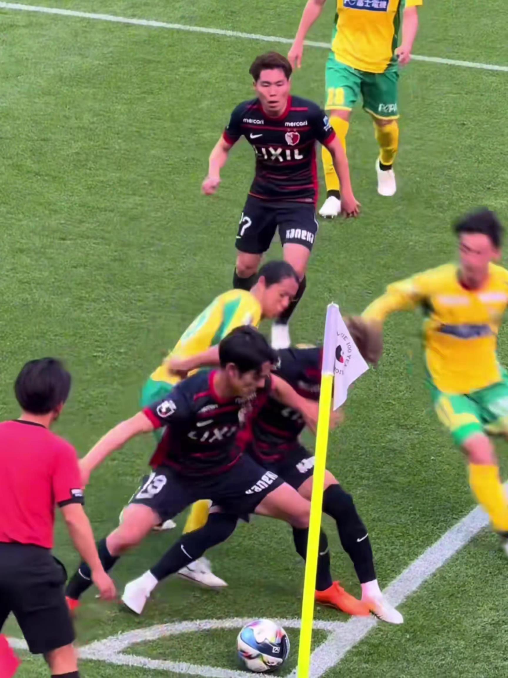 似曾相识！J联赛惊现肉盾式护球！全员叠罗汉抢球这是模仿中超嘛