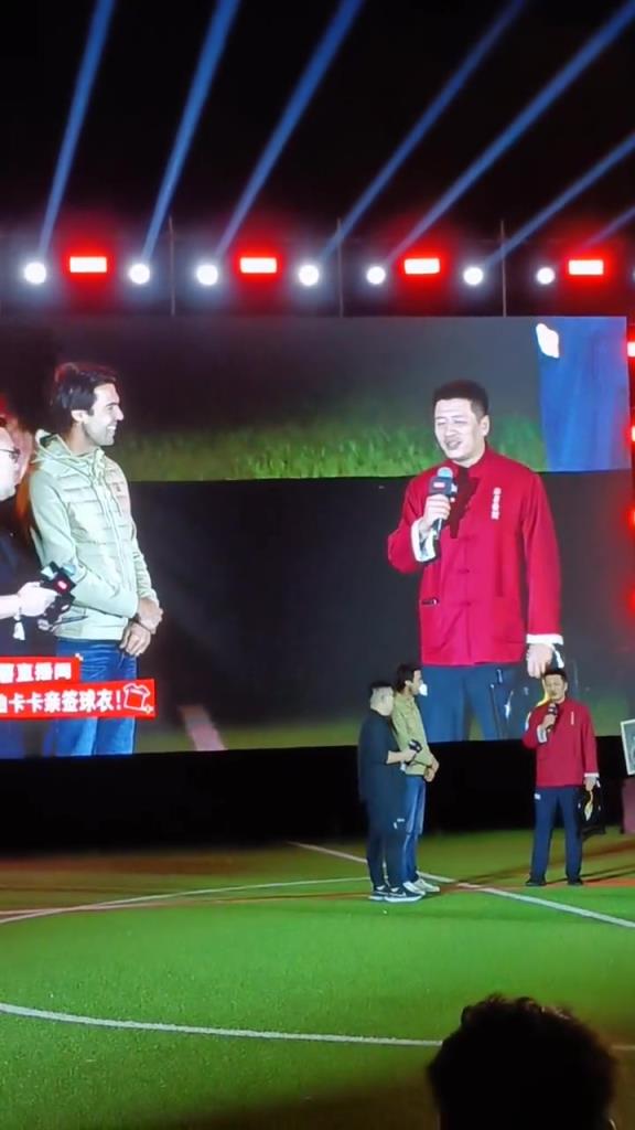 张雪峰见到偶像卡卡很激动：欧冠半决赛对曼联的进球印象最深