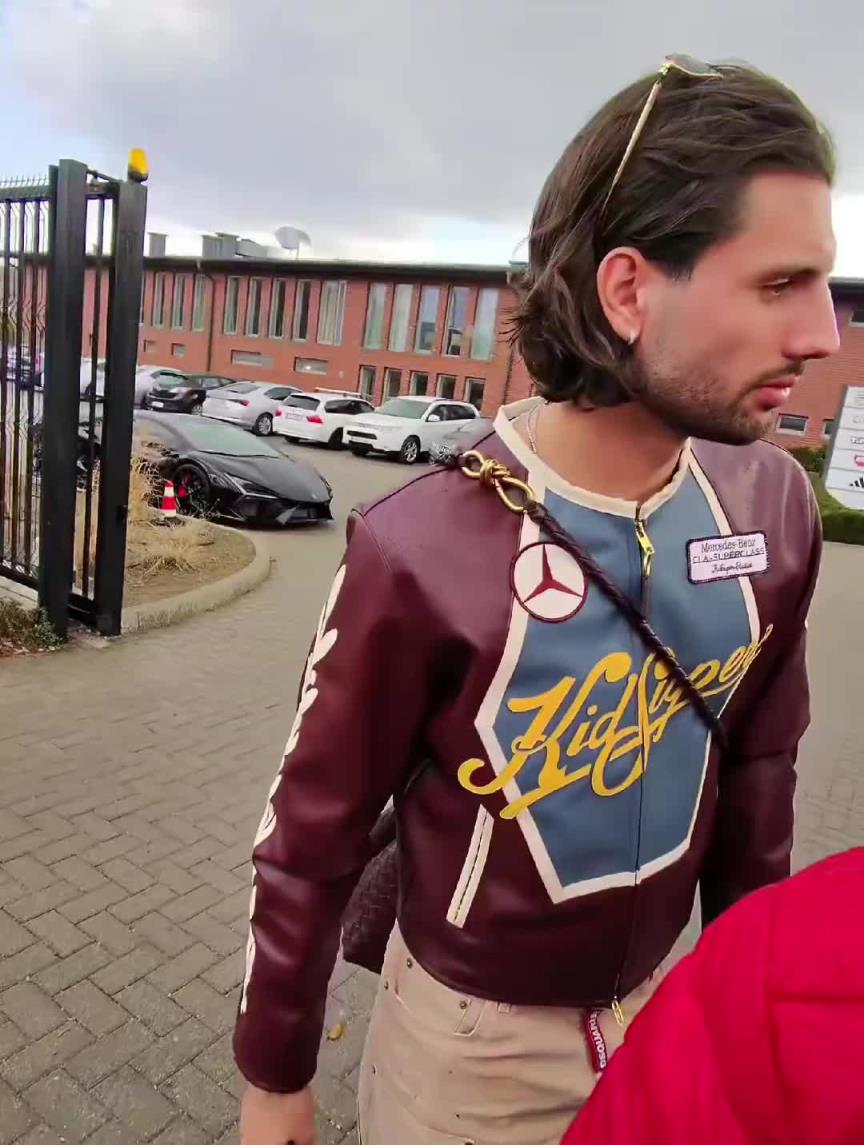 太帅了！索博抵达匈牙利国家队集训营给球迷签名