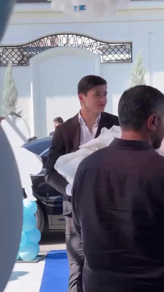 幸福加倍！胡桑诺夫与妻子喜迎贵子，送上满满祝福