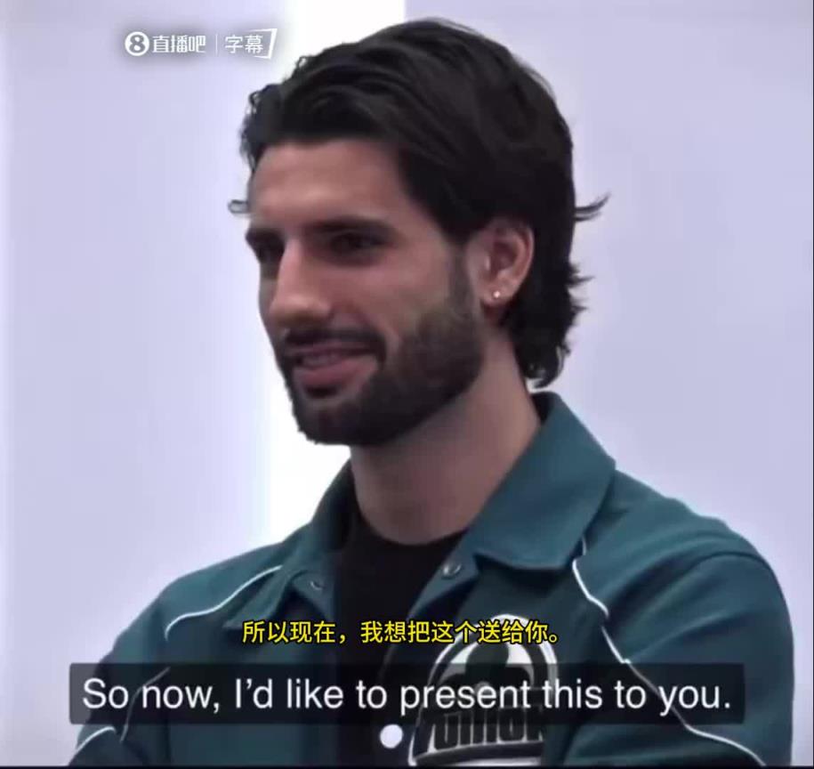 这什么玩意！当索博看到自己的雕像时，脸上的笑容瞬间消失