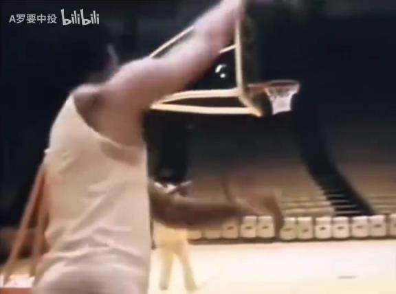 表情是精髓！张伯伦是怎么远距离投篮的？