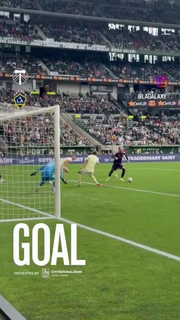 脚下细腻！罗伊斯脚后跟助攻队友进球！