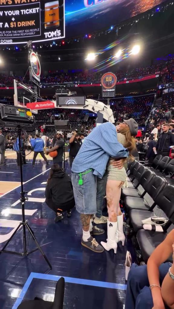 大庭广众下狂秀恩爱！库兹马拍了下女友大腿，随后拥抱亲吻！