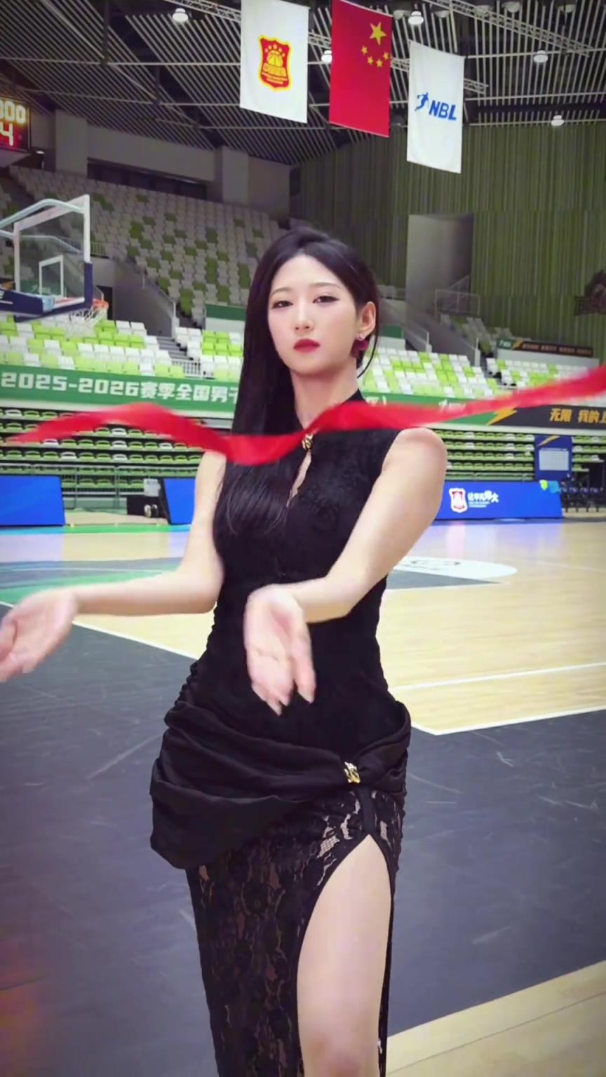 上海玄鸟啦啦队“管管”穿旗袍跳舞....御姐风一下子就上来了！