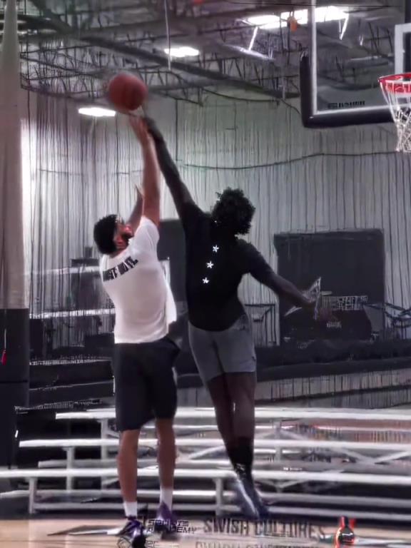 "防守大闸 专治不服" 霍勒迪的防守压迫感很强啊