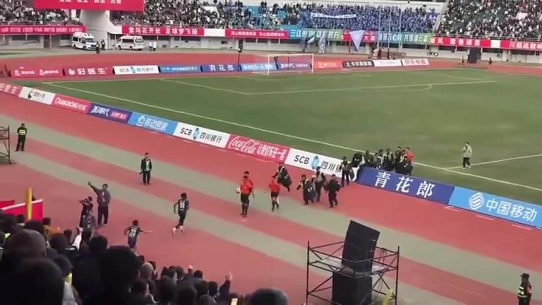 全国禁赛5年！川超球员曾飞踹拳击裁判，造成头部肿胀和腹部挫伤